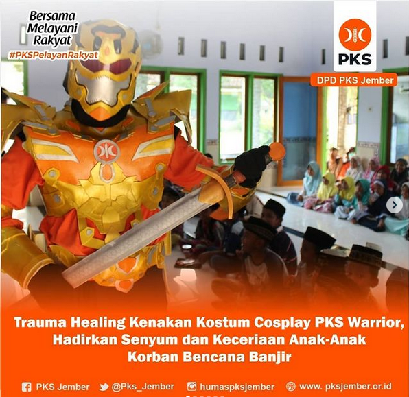 Trauma Healing Kenakan Kostum Cosplay PKS Warrior, Hadirkan Senyum dan Keceriaan Anak-Anak Korban Bencana Banjir