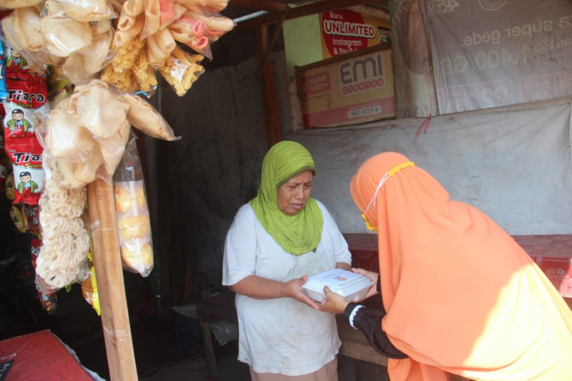 Program Sedekah Jum’at, Perempuan PKS Jember Salurkan  Nasi Kotak Kepada Warga.