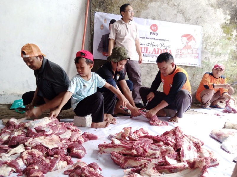 PKS Jember Bagikan Ribuan Paket Daging Kurban
